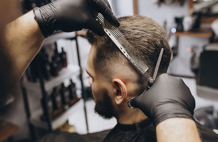 Transformação Masculina: Do Buzz ao Elegante na Cadeira do Barbeiro